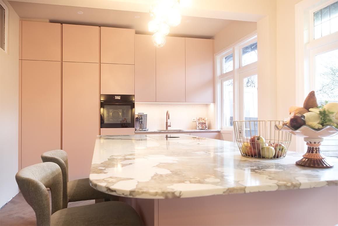 FotoZachtroze keuken die allesbehalve zoet is